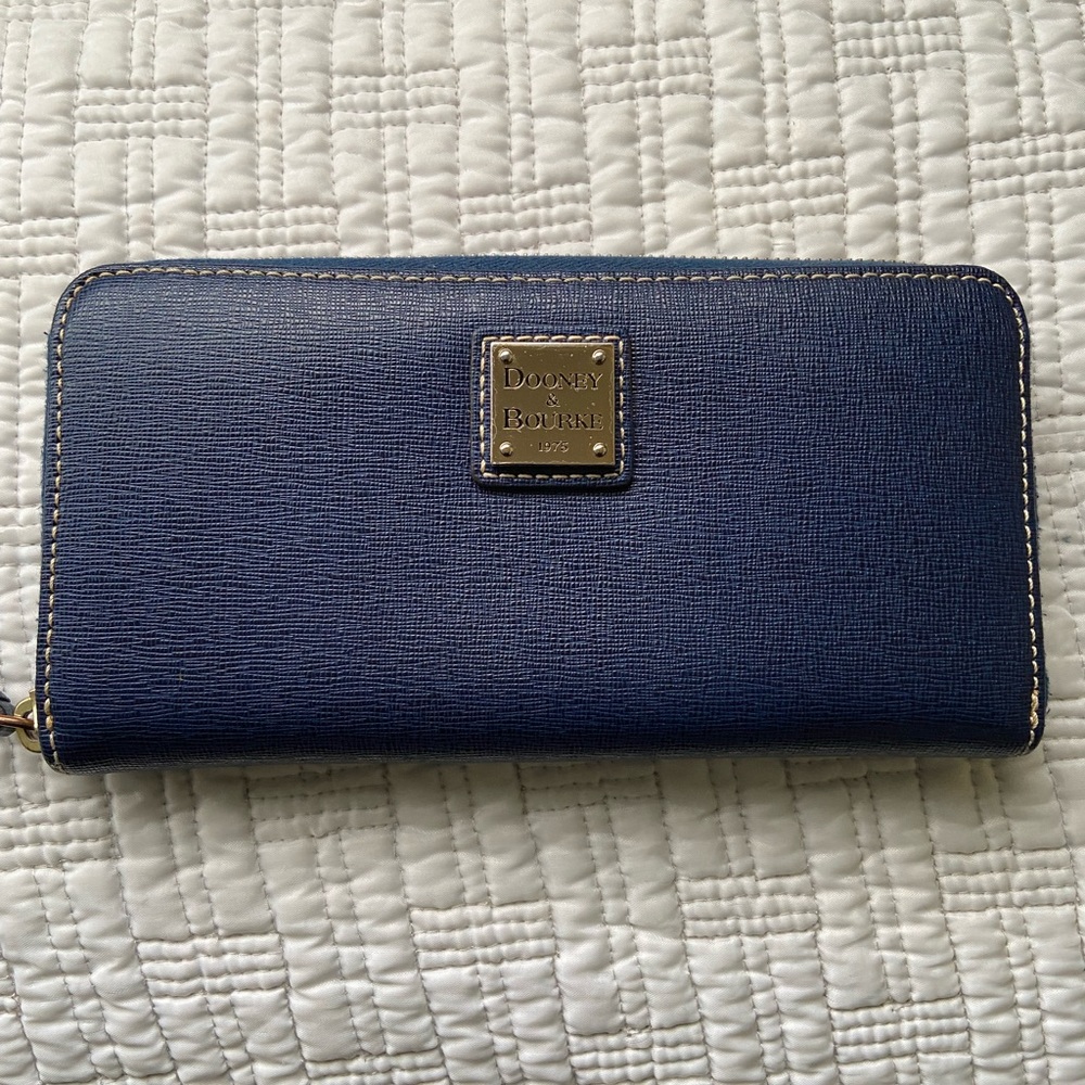Dooney and Bourke navy circular zip wallet